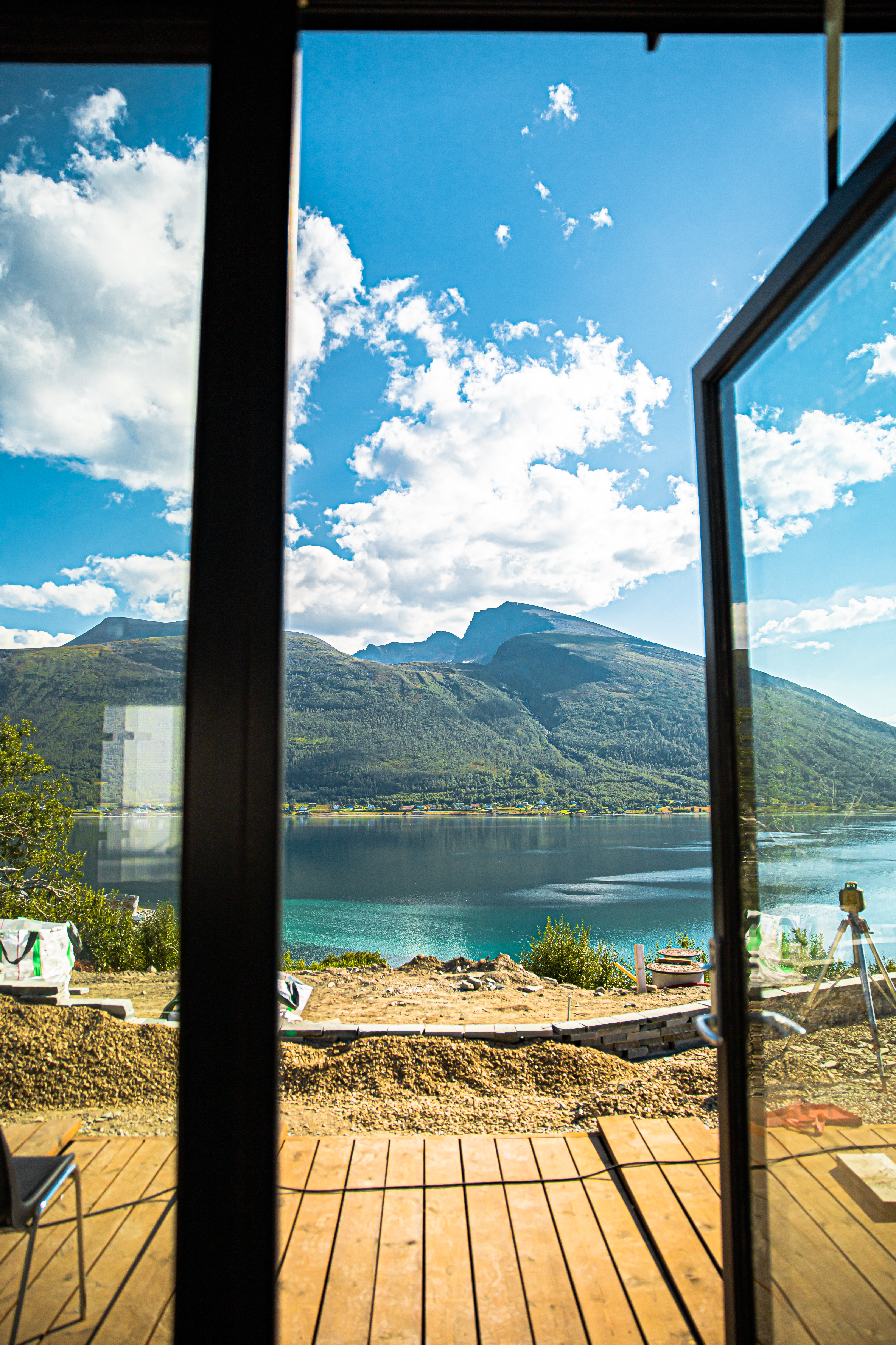 Utsikt ut mot havet og fjellene fra innsiden av lodgen