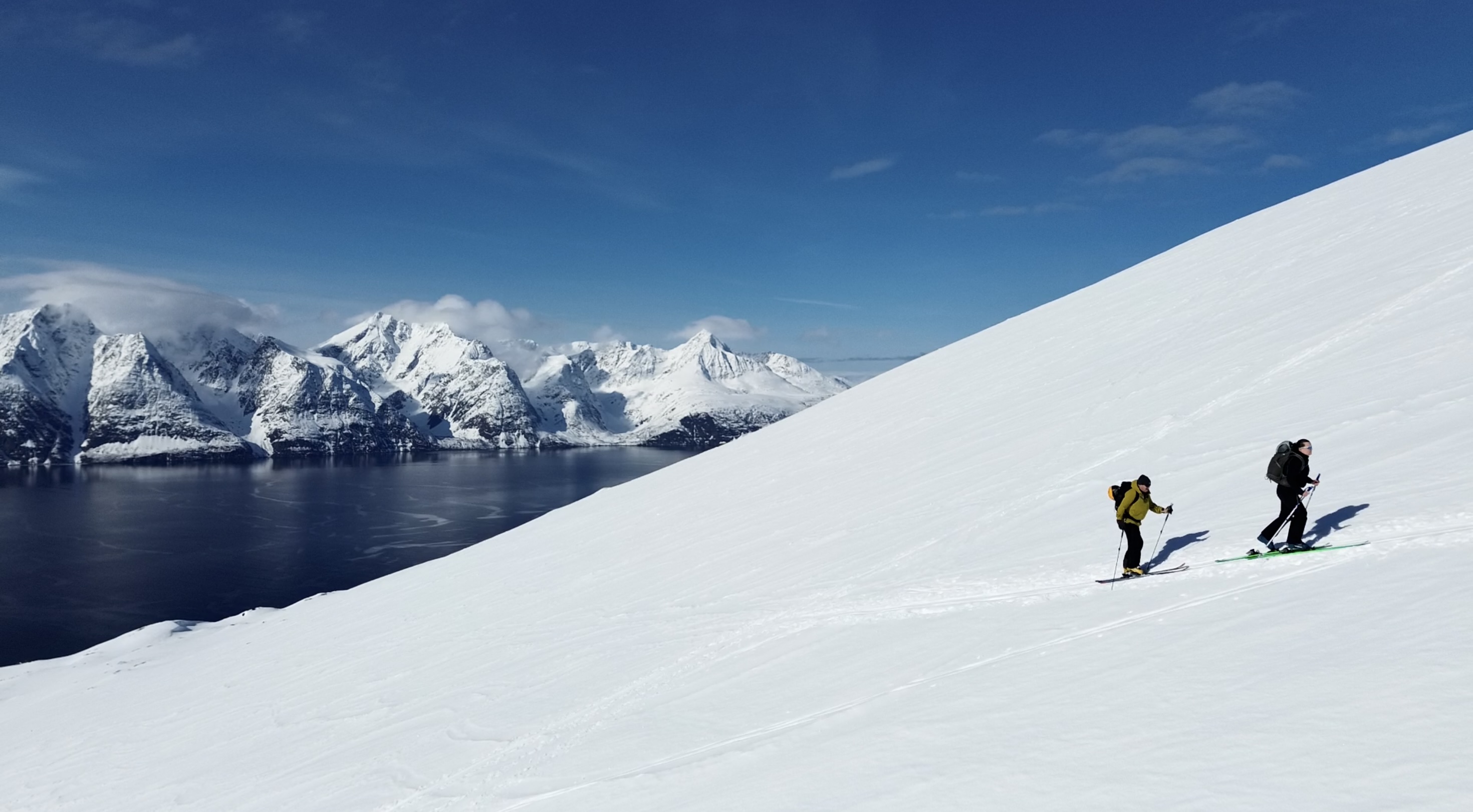 To personer på randoski på vei til fjelltoppen